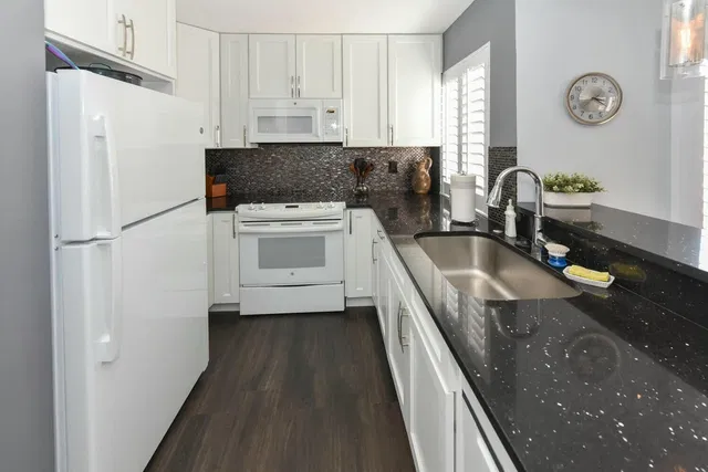 Unit B306 photo 6