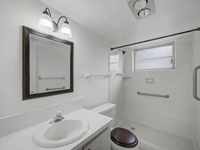 Unit 101E photo 11