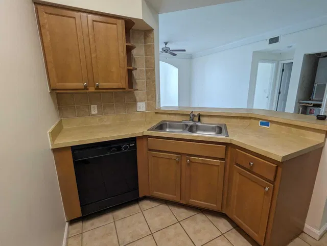 Unit 9103 photo 2