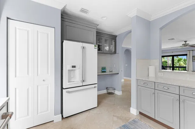Unit E202 photo 11