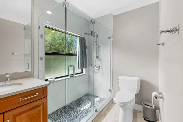 Unit E202 photo 17
