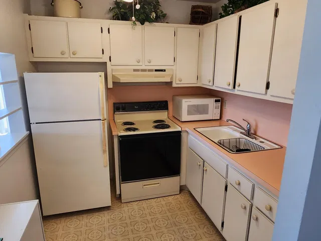 Unit 208 photo 6