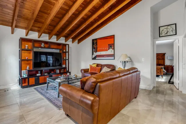 Residence photo 6