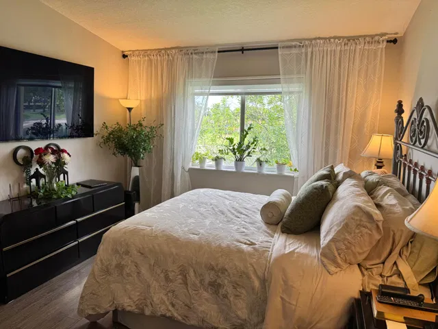 Unit 206 photo 8