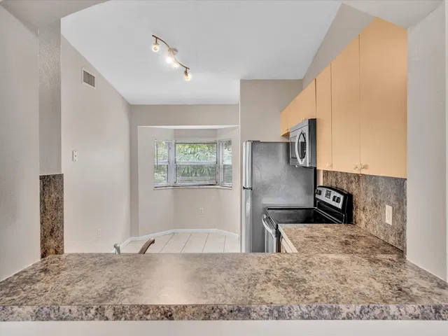 Unit 204 photo 4