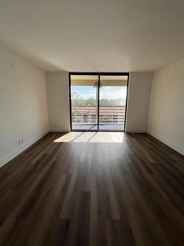 Unit 504 photo 9