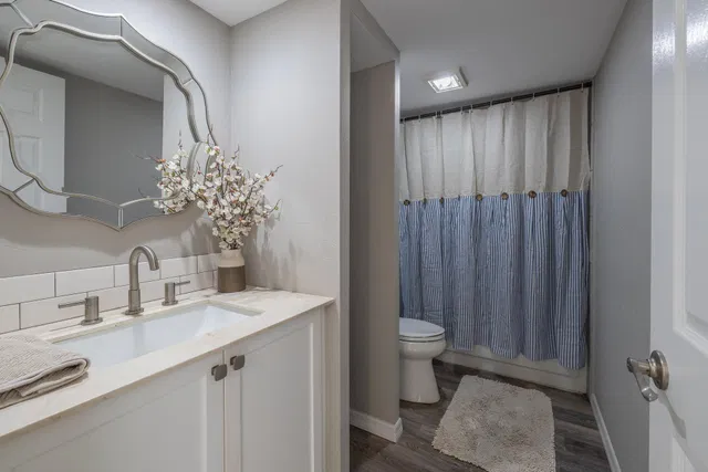 Unit 105 photo 18