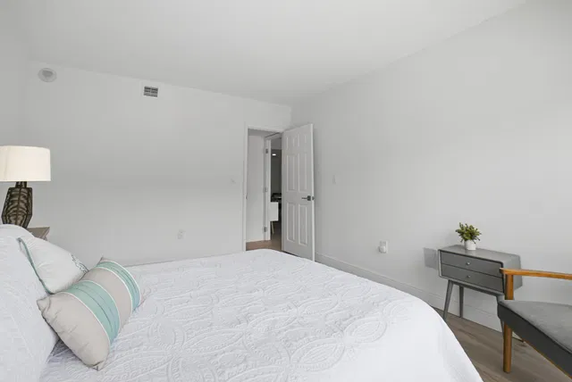 Unit 309 photo 16