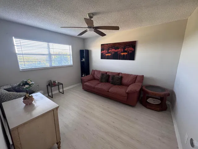 Unit 4030 photo 11
