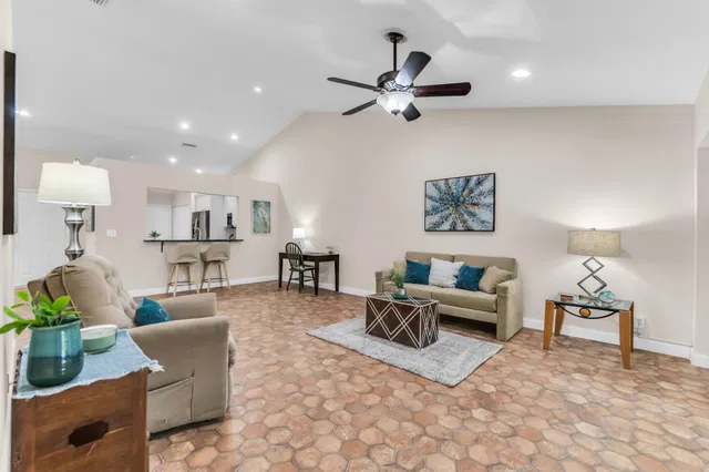 Residence photo 17