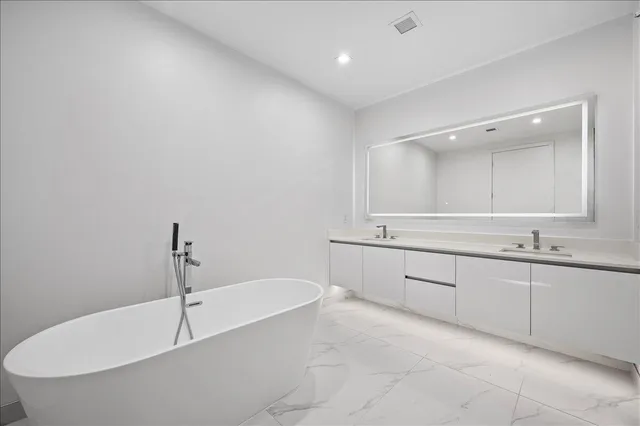 Nautilus 220 Unit 1513 photo 14