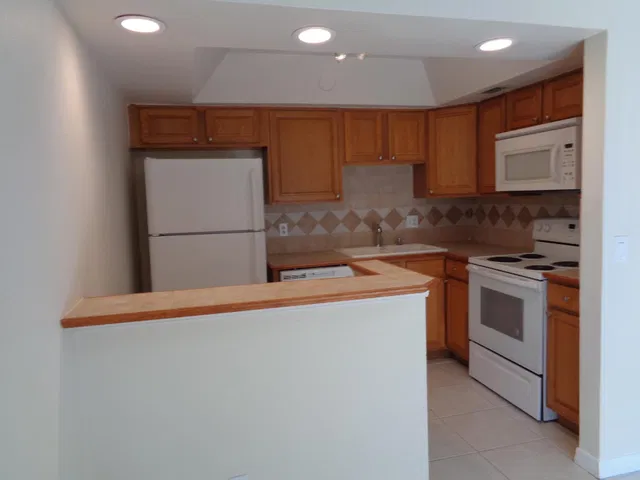 Unit 104 photo 6