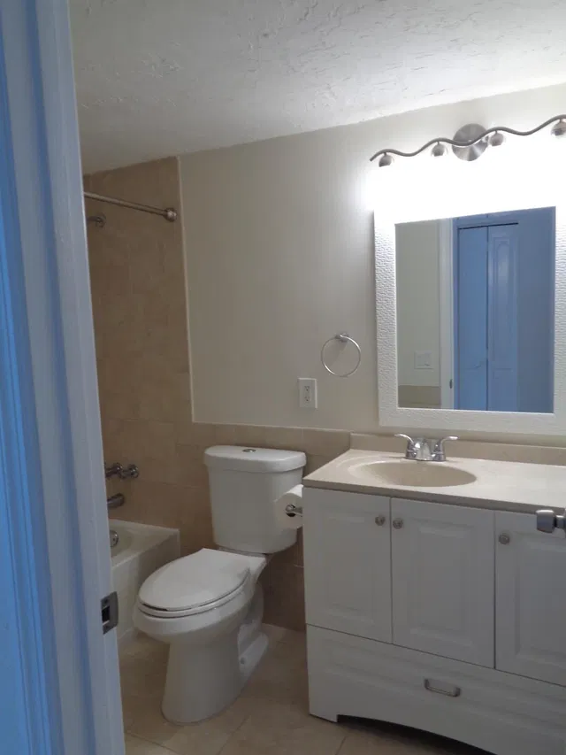 Unit 104 photo 10