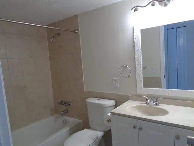 Unit 104 photo 11