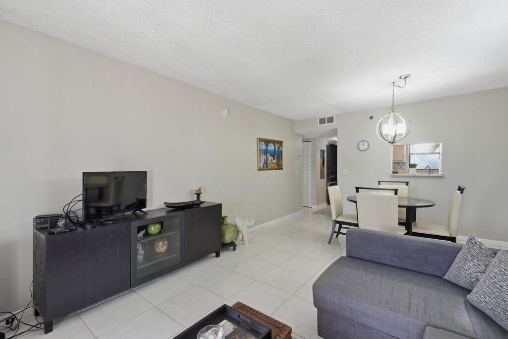 Unit 404 photo 9