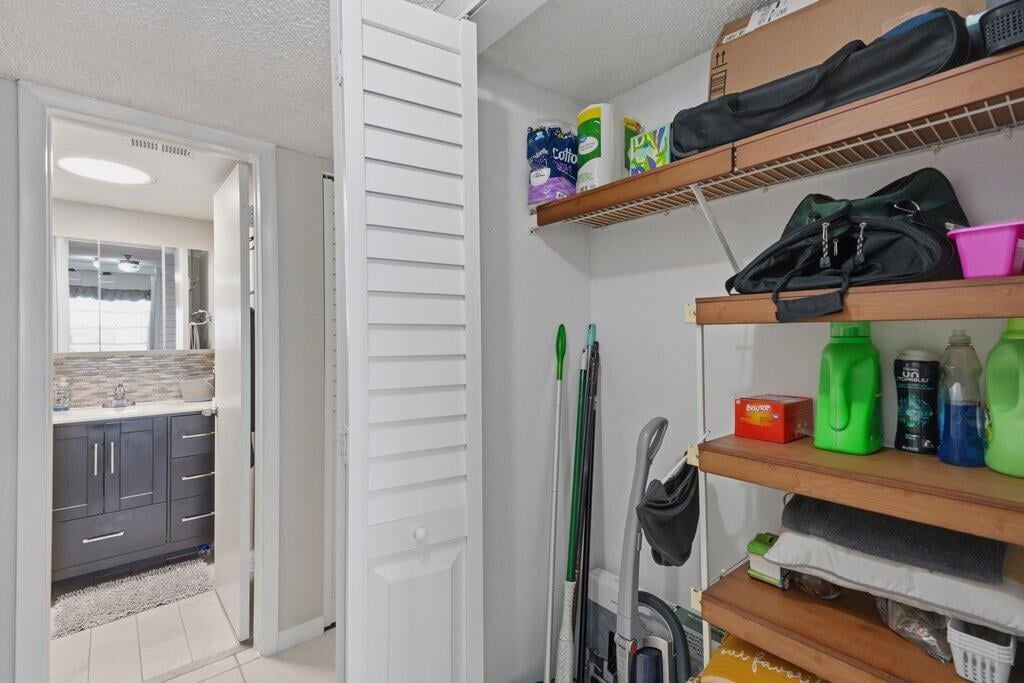 Unit 404 photo 18