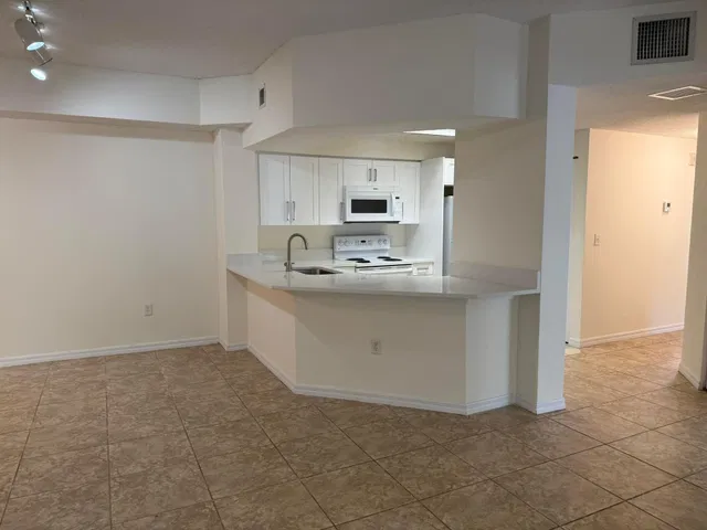 Unit 303 photo 3