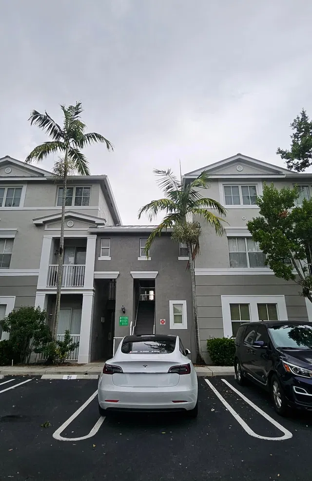 Unit 423 photo 7