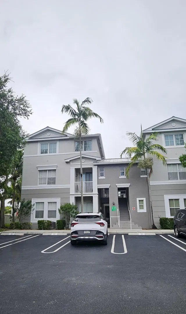 Unit 423 photo 11