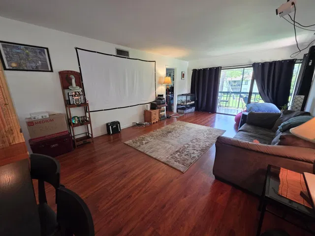Unit 512 photo 16