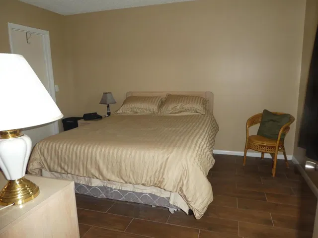 Unit 105 photo 11