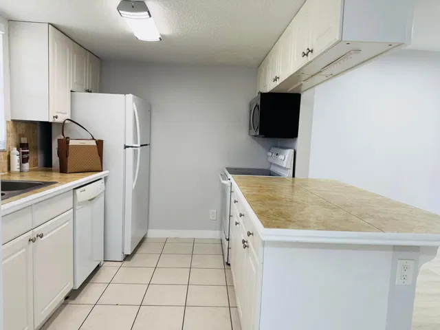 Unit H photo 6