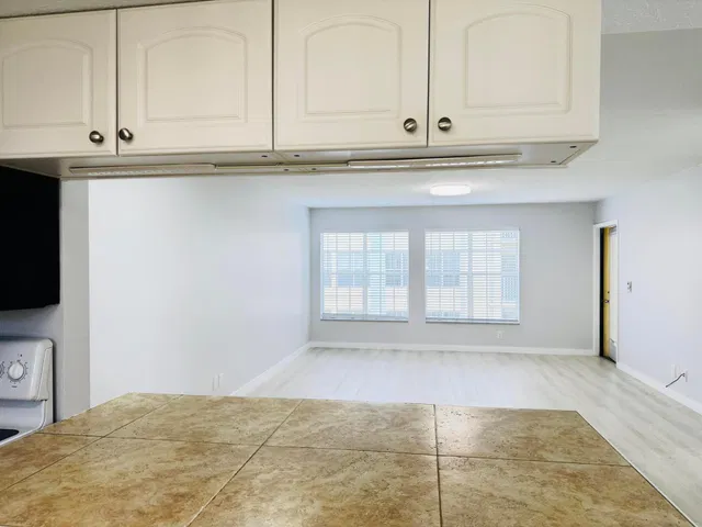 Unit H photo 14