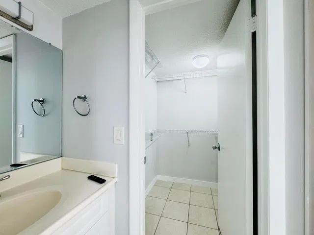 Unit H photo 20