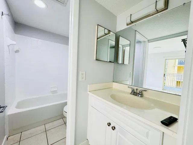 Unit H photo 22
