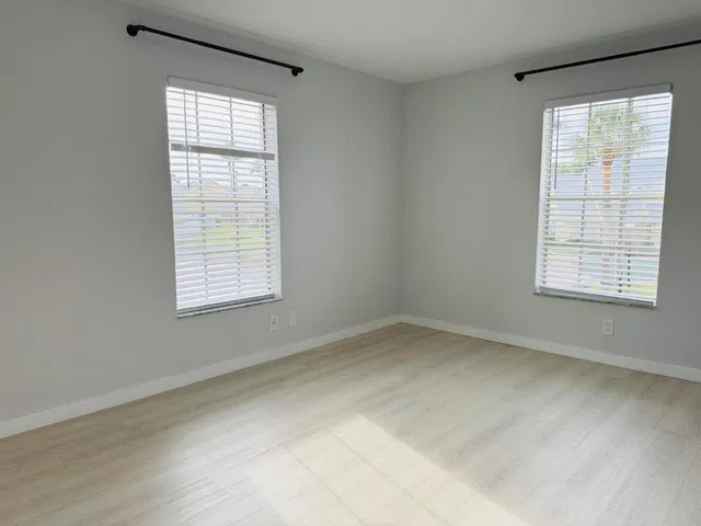 Unit H photo 23