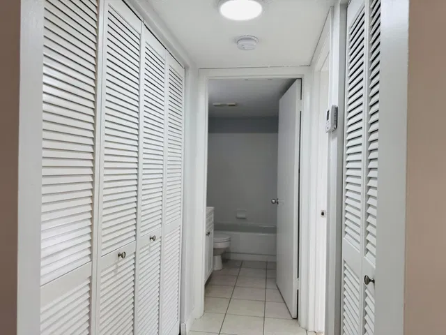 Unit H photo 29