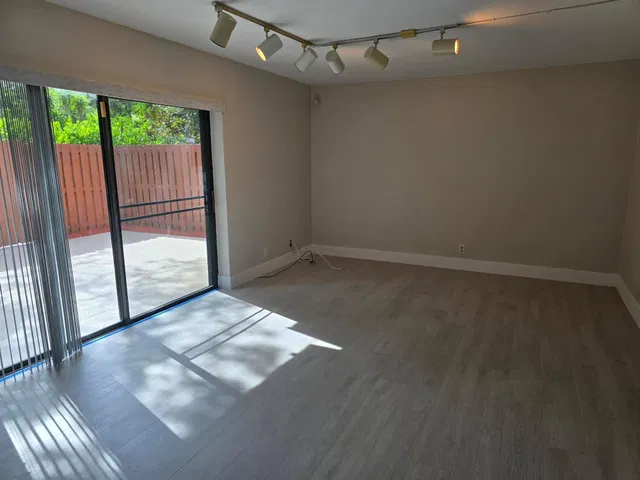 Unit 171 photo 8