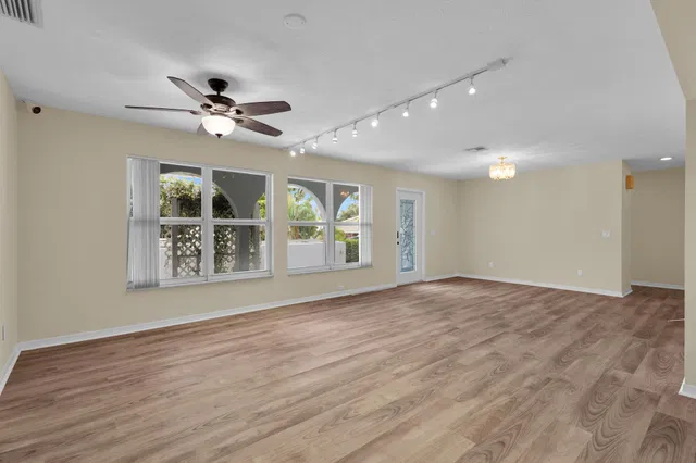 Residence photo 3