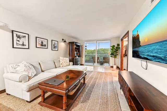 Unit 2090 photo 2