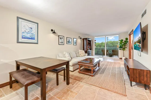 Unit 2090 photo 5
