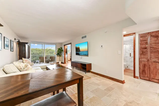 Unit 2090 photo 6