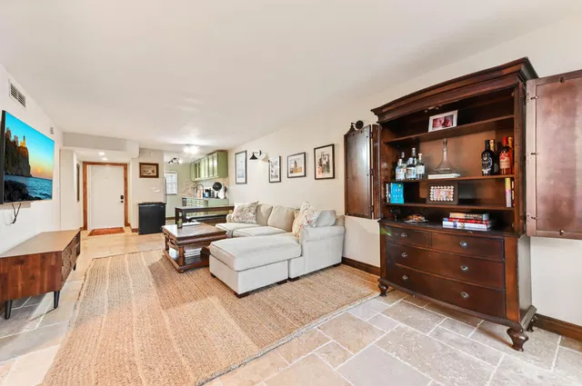 Unit 2090 photo 11