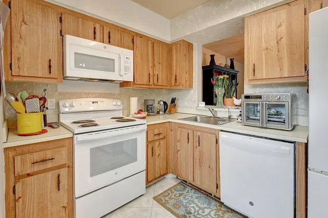Unit 102 D photo 7