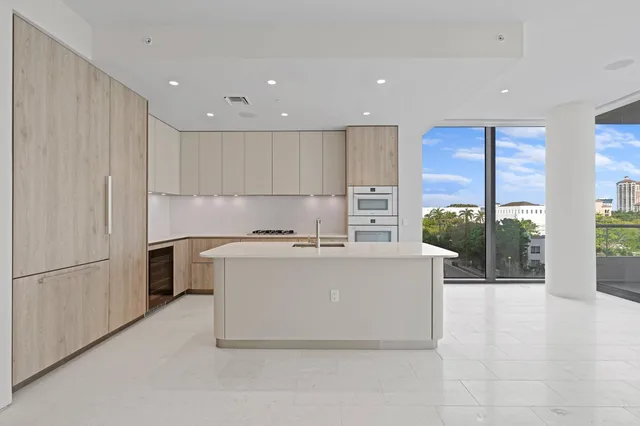 La Clara Palm Beach Unit 401 photo 2