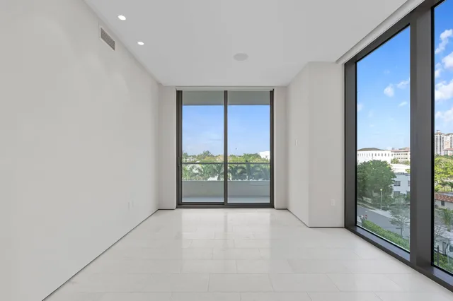 La Clara Palm Beach Unit 401 photo 3