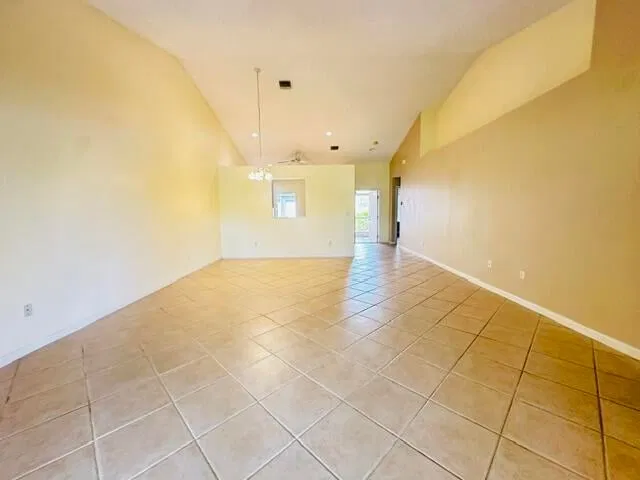  Residence photo 4
