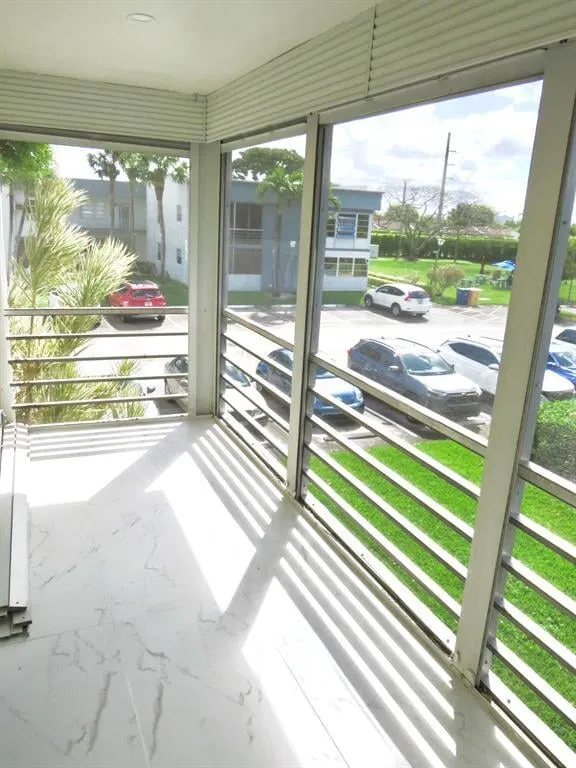Unit 557 photo 8