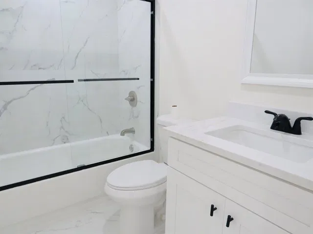 Unit 557 photo 11