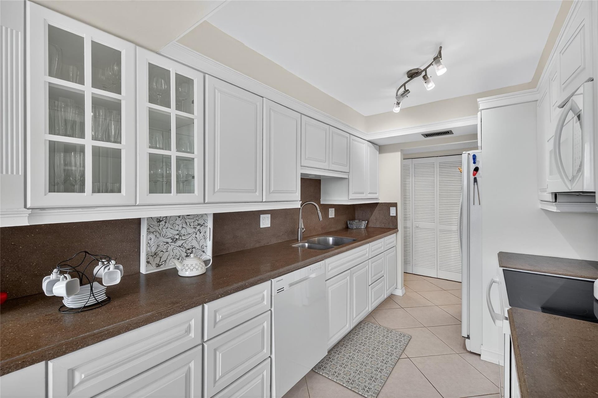  Unit 405 photo 12
