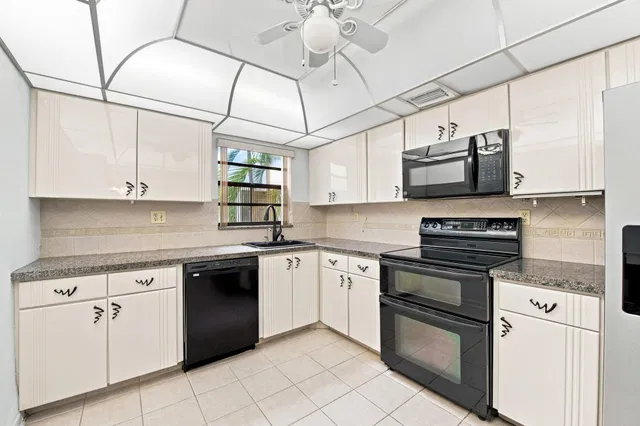 Unit 448 photo 10