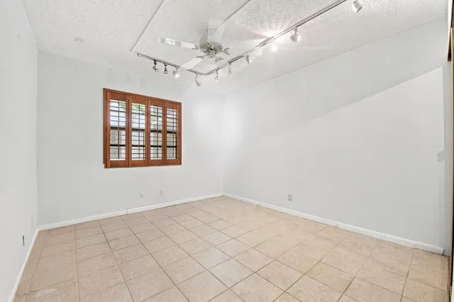 Unit 448 photo 19