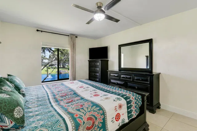 Unit E2 photo 29