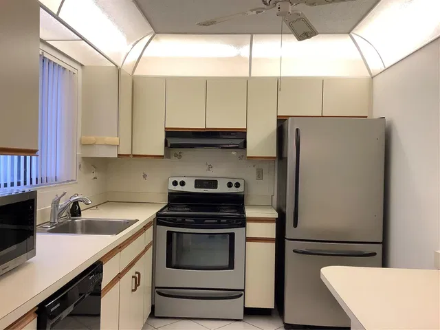 Unit 246 photo 2