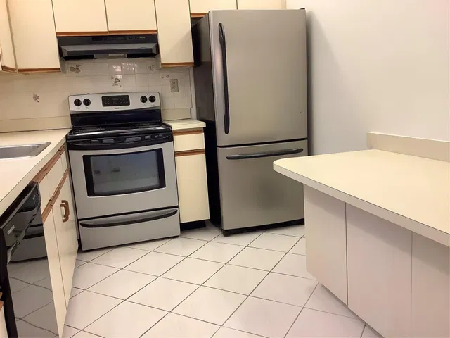 Unit 246 photo 3