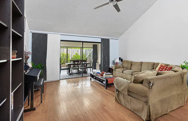 Unit 2757 photo 10